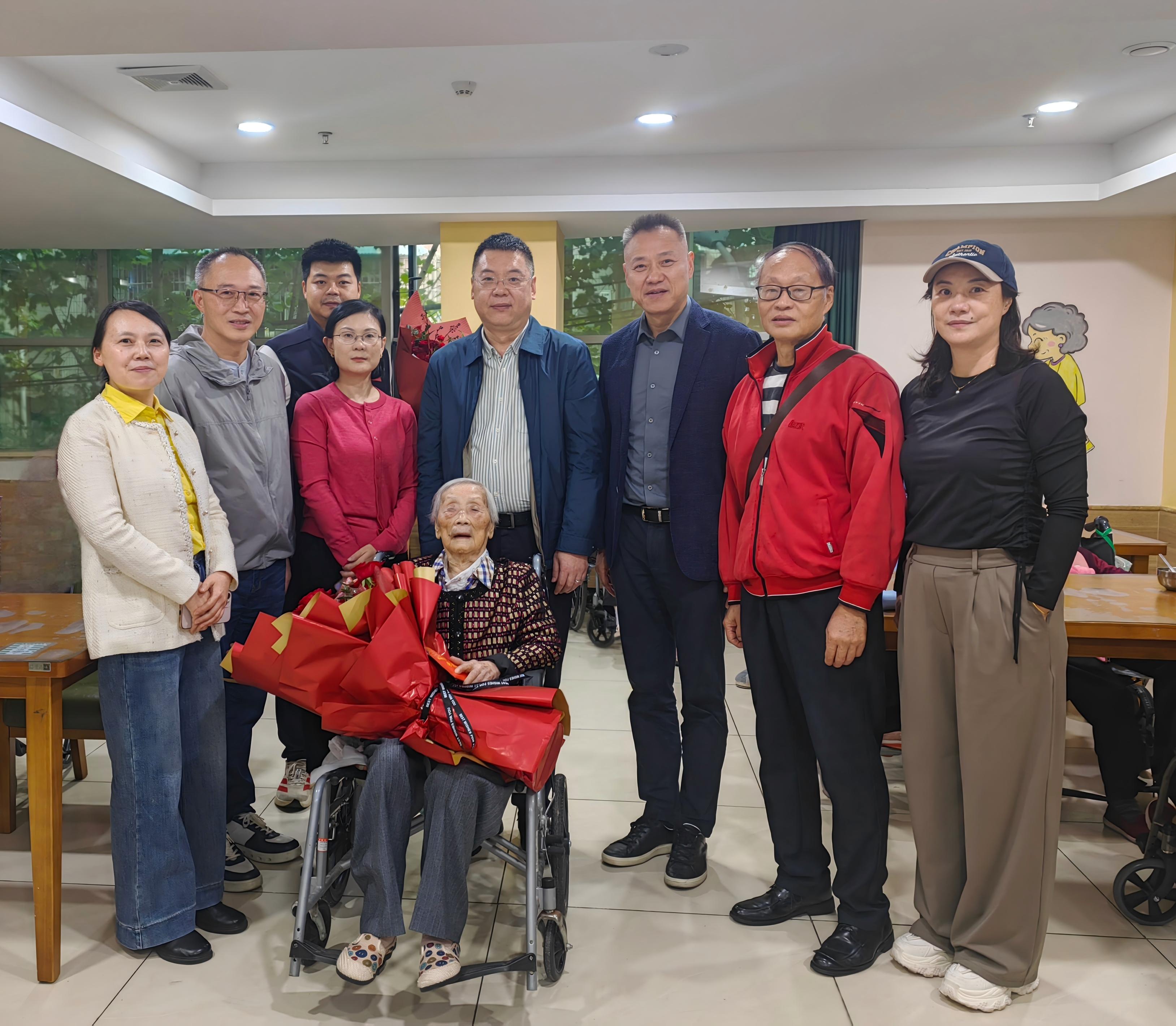 文件名稱:學(xué)校黨委副書記武好明看望慰問(wèn)百歲退休教師周仲霞-新聞?dòng)脠D.jpg原圖大小:0.67MB