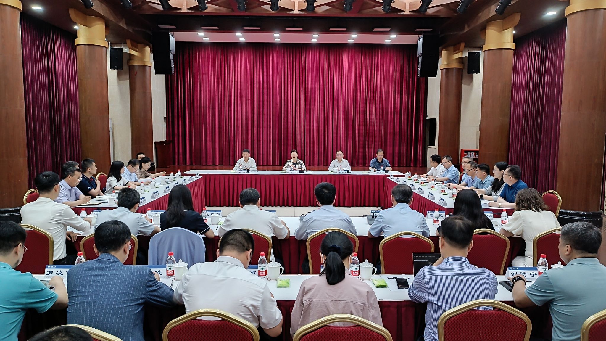 文件名稱:1-2時(shí)任重慶市委常委、統(tǒng)戰(zhàn)部部長盧紅來校調(diào)研座談交流.jpg原圖大小:2.75MB