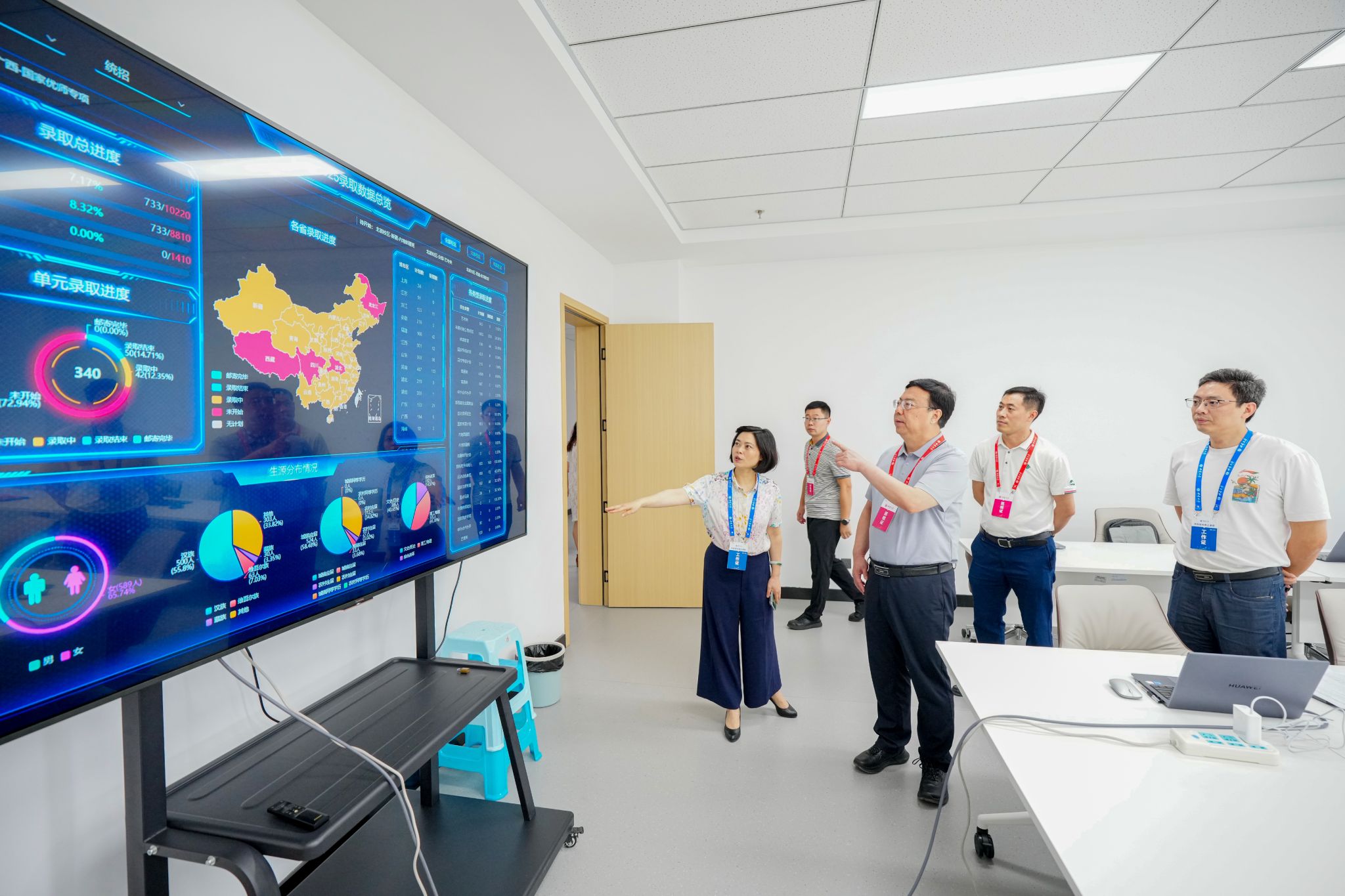 文件名稱:03王進(jìn)軍、白顯良視察錄取工作進(jìn)展情況.jpg原圖大小:4.88MB