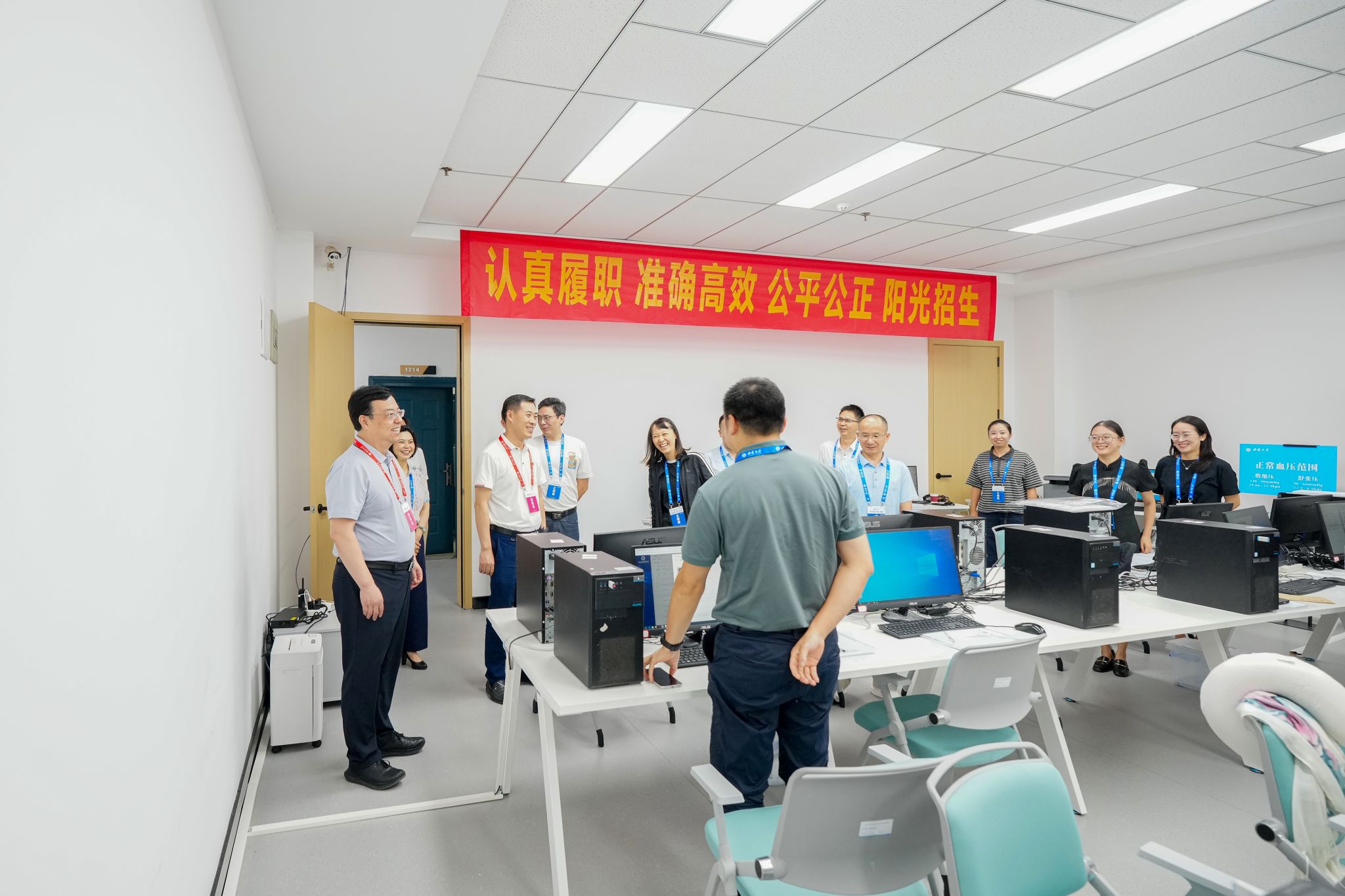 文件名稱:01王進(jìn)軍、白顯良視察普通類錄檢組.jpg原圖大小:4.06MB